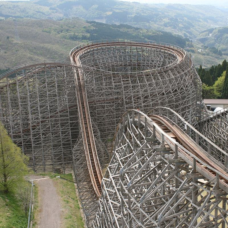 くさらない木が使われている木製ジェットコースターの写真